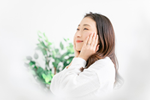 フェイシャルケア後の女性のイメージ
