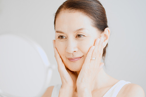 紫外線が気になる季節へ。50代のくすみ・シミケア